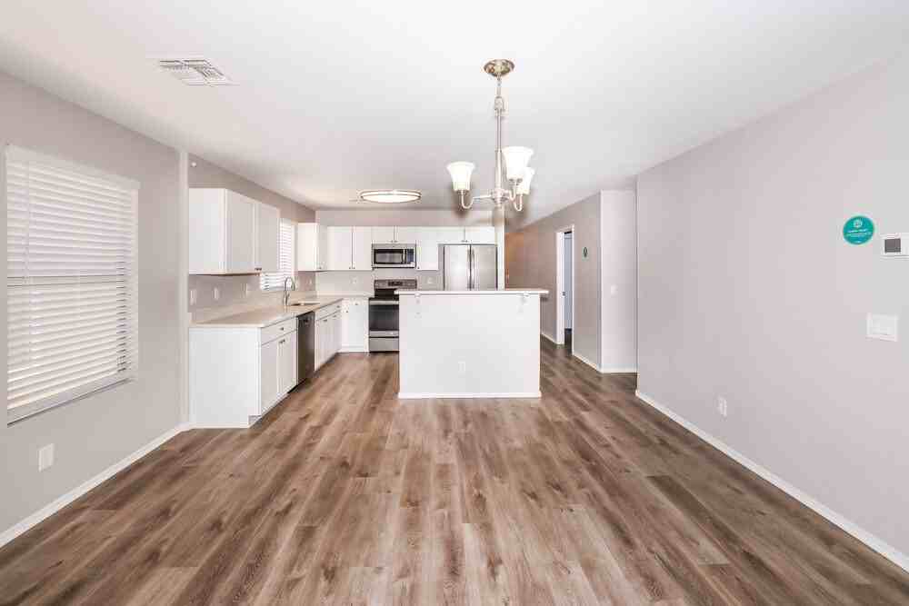 10521 W Robin Ln - Photo 7 of 16