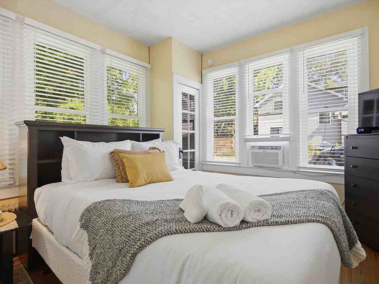 2304 Burke Ave #1633300P - Photo 3 of 19