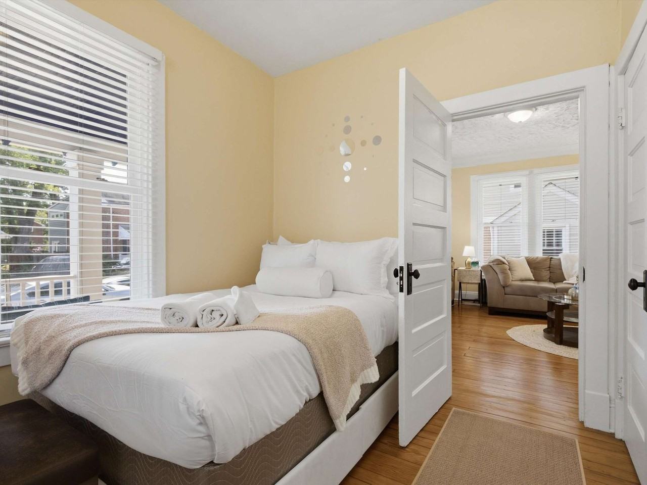 2304 Burke Ave #1633300P - Photo 4 of 19