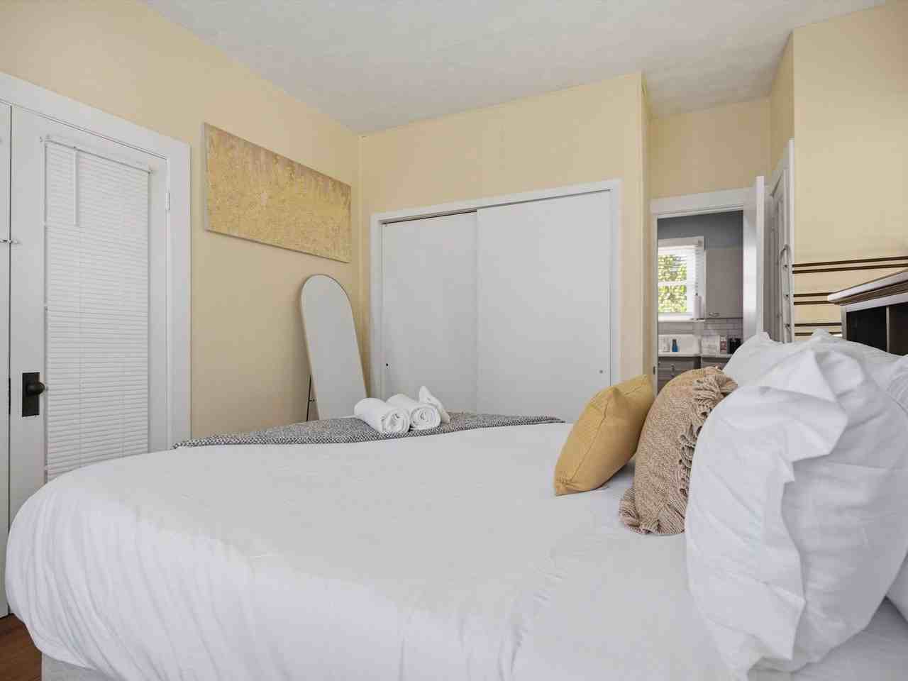 2304 Burke Ave #1633300P - Photo 5 of 19