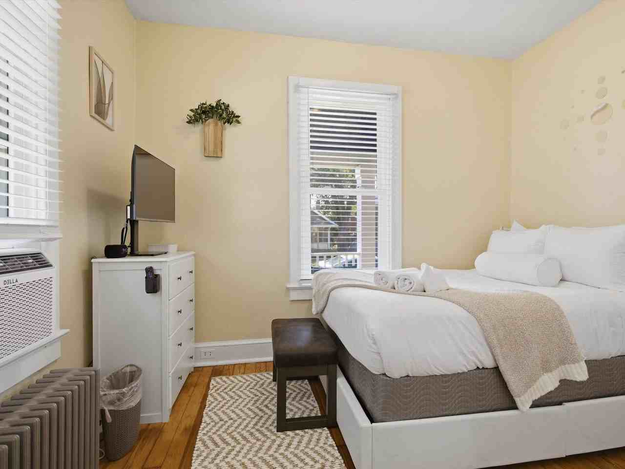 2304 Burke Ave #1633300P - Photo 6 of 19
