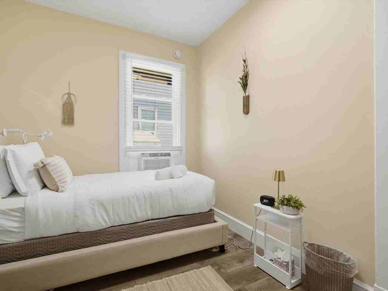 2304 Burke Ave #1633300P - Photo 7 of 19