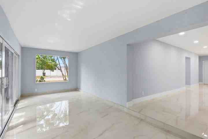 2975 Northeast 2nd Avenue - Photo 5 of 8