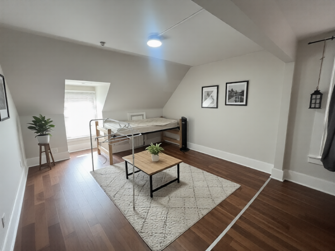 Dundas West Apartment - Photo 3 of 6
