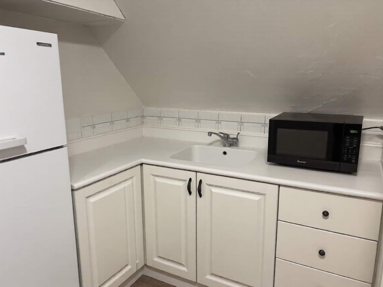 Dundas West Apartment - Photo 4 of 6