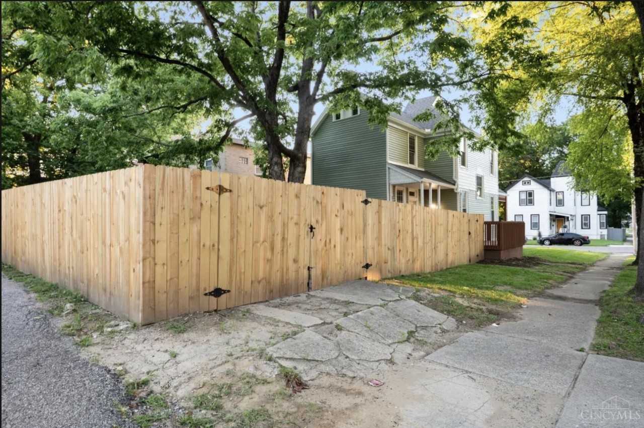 1237 Laidlaw Ave - Photo 2 of 13