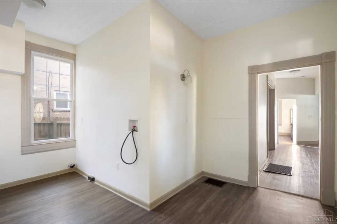 1237 Laidlaw Ave - Photo 3 of 13