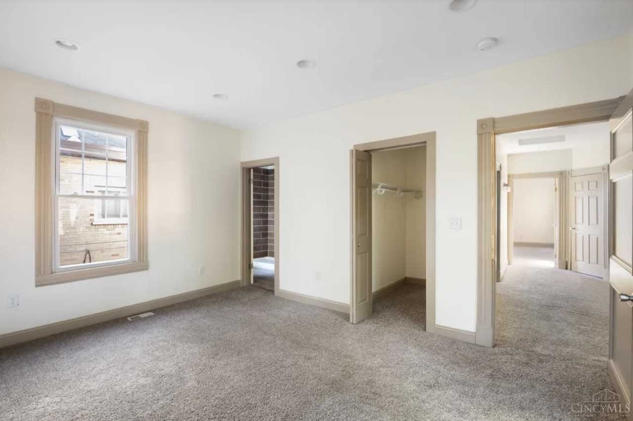 1237 Laidlaw Ave - Photo 5 of 13