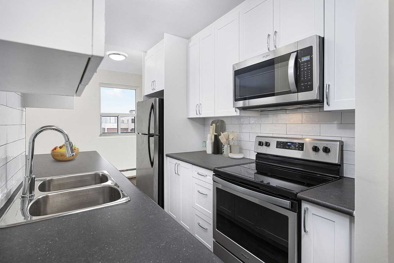18 Steeles Avenue, East - Photo 3 of 16