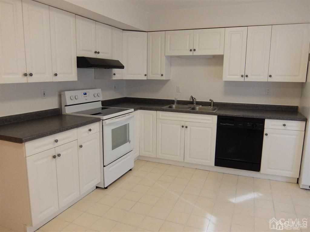 35 Sayre Dr - Photo 3 of 19