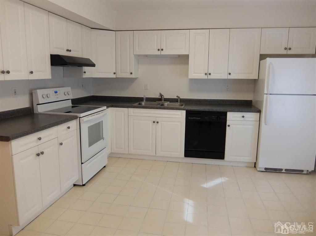 35 Sayre Dr - Photo 4 of 19