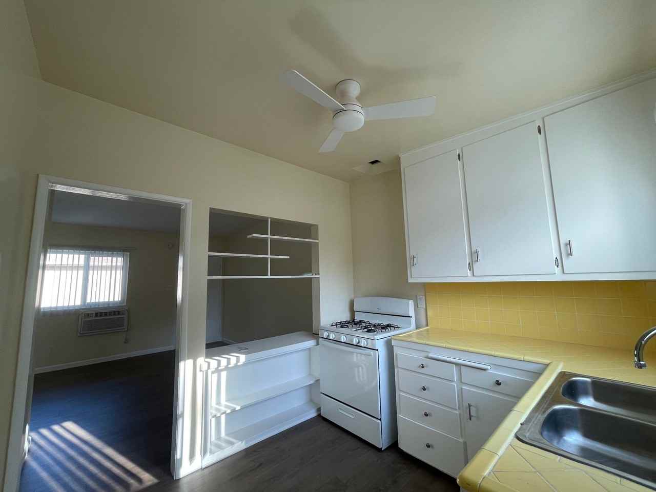 14207 Sylvan St - Photo 6 of 14