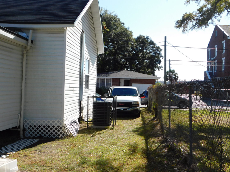 1267 W 4th St - Photo 2 of 20