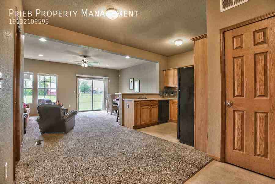 902 S Woodson Ct - Photo 2 of 21