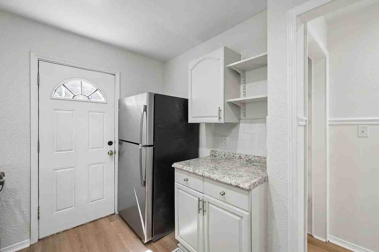 7605 E 50th St - Photo 4 of 28
