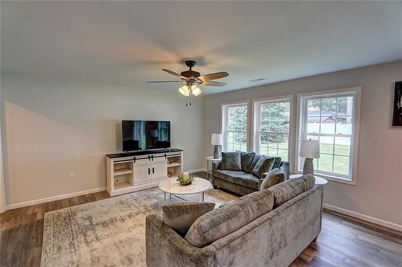 10232 Metcalf Rd - Photo 3 of 20