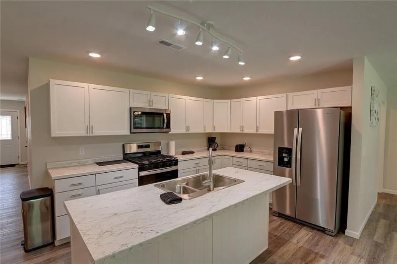 10232 Metcalf Rd - Photo 5 of 20