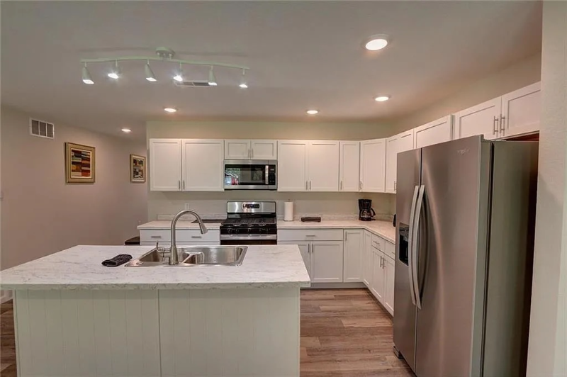 10232 Metcalf Rd - Photo 6 of 20