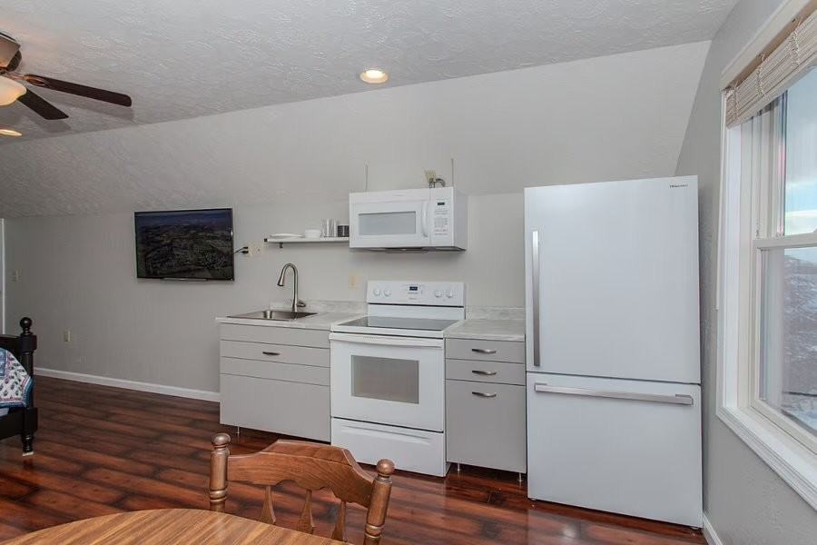 625 Devon Dr - Photo 2 of 14