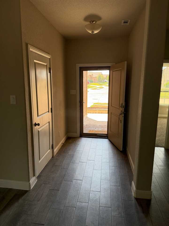 1404 Pleasanton Rd - Photo 2 of 34