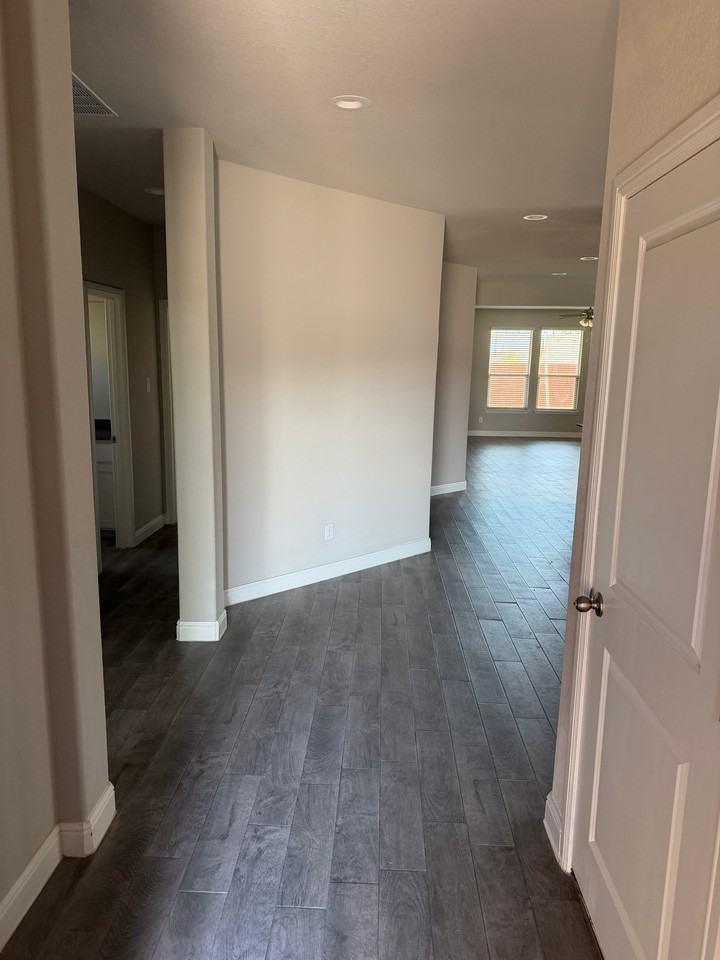 1404 Pleasanton Rd - Photo 3 of 34