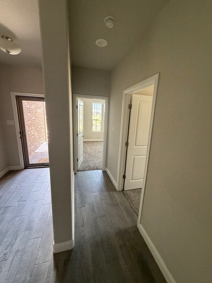1404 Pleasanton Rd - Photo 4 of 34