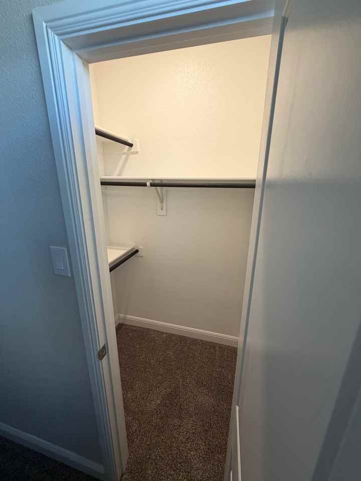 1404 Pleasanton Rd - Photo 7 of 34
