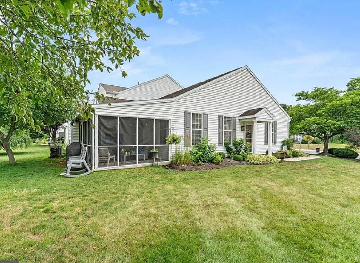 640 Springhouse Ln - Photo 3 of 12
