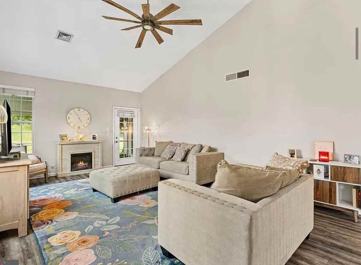 640 Springhouse Ln - Photo 4 of 12