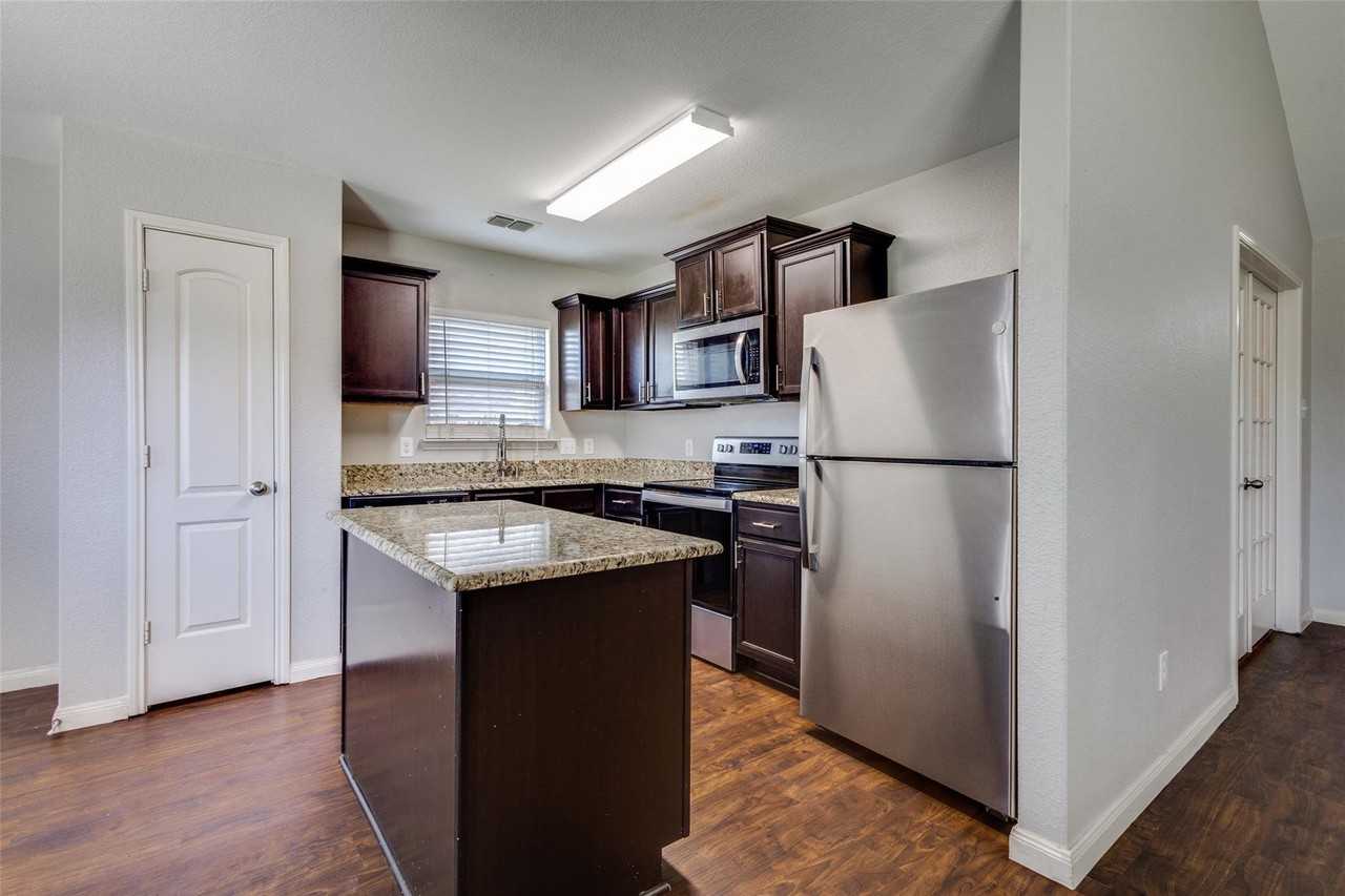 106 Aaron St - Photo 5 of 12