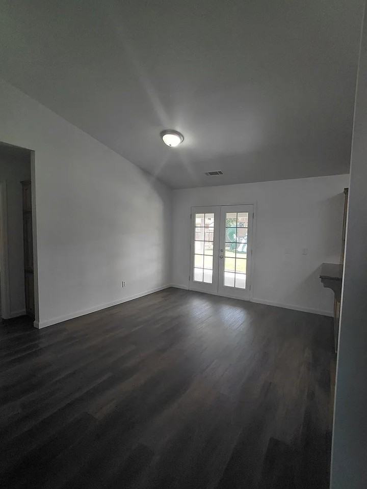 1161 Median Ave - Photo 2 of 14