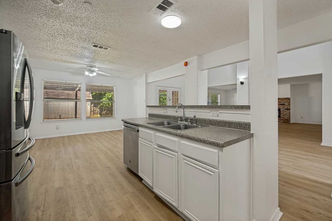 5518 Heathercrest Dr - Photo 5 of 17