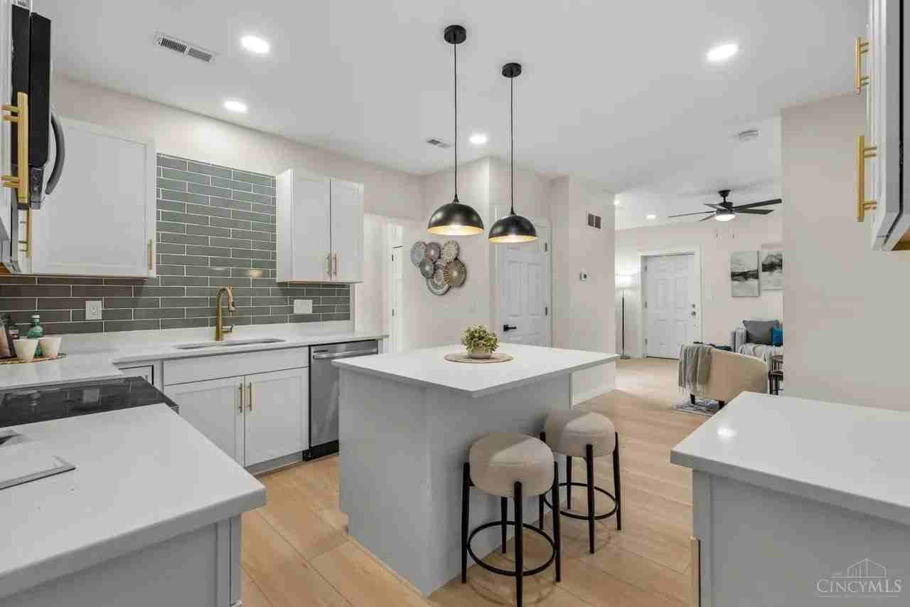 4140 Kirby Ave - Photo 3 of 20