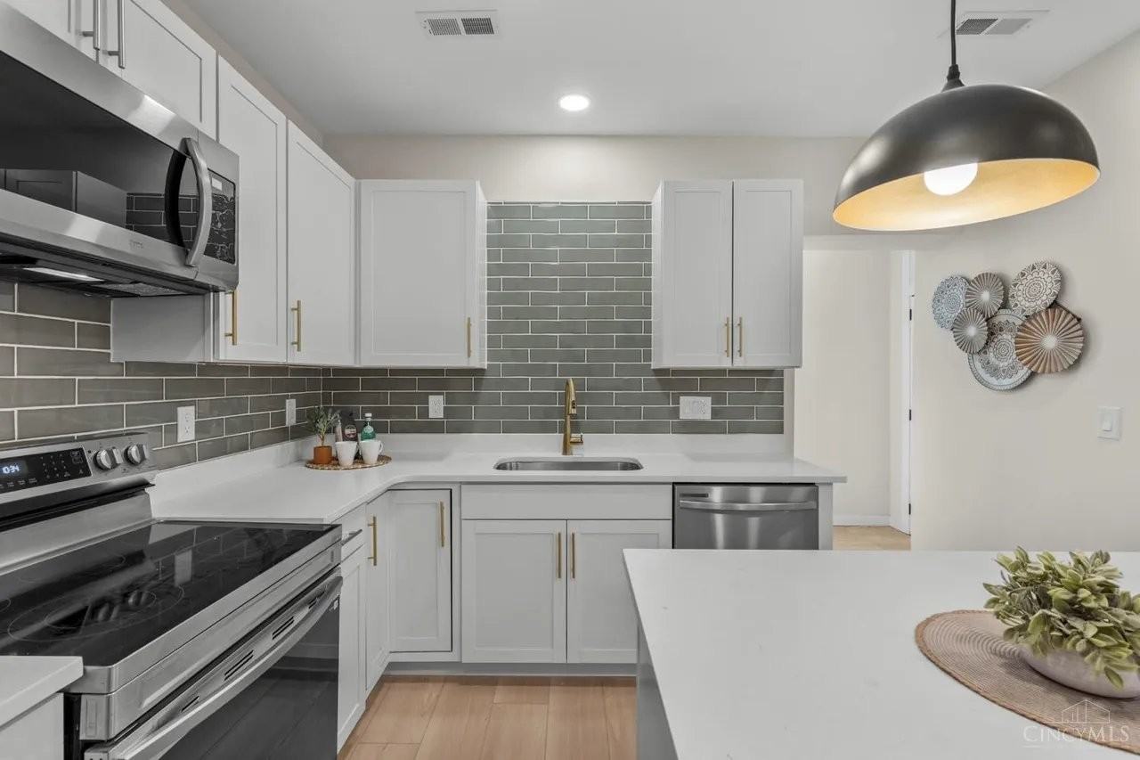 4140 Kirby Ave - Photo 4 of 20