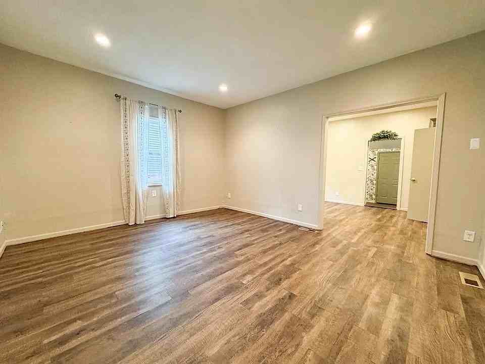 518 W Maple Ave - Photo 4 of 20