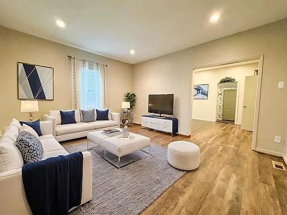 518 W Maple Ave - Photo 5 of 20
