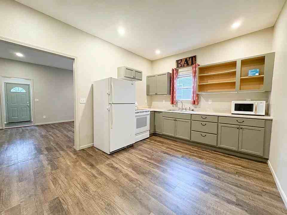 518 W Maple Ave - Photo 7 of 20