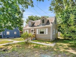 featured image of 905 Washington St