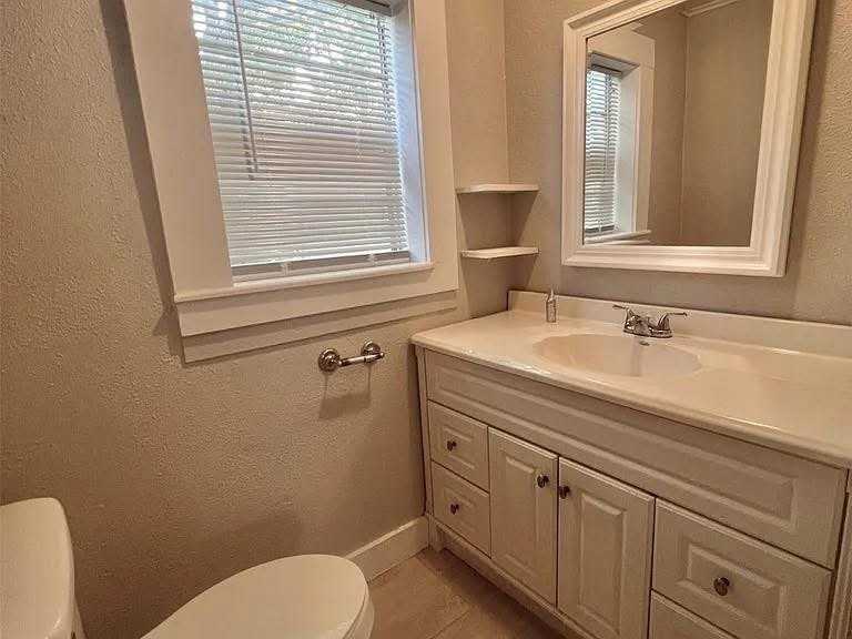 611 E Ward St - Photo 5 of 15