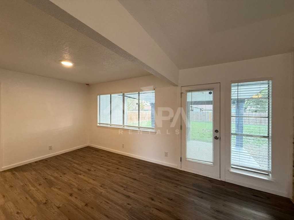 307 Castle Ct - Photo 5 of 19