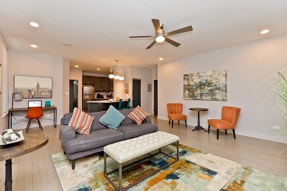 4611 N Clarendon Ave - Photo 2 of 7
