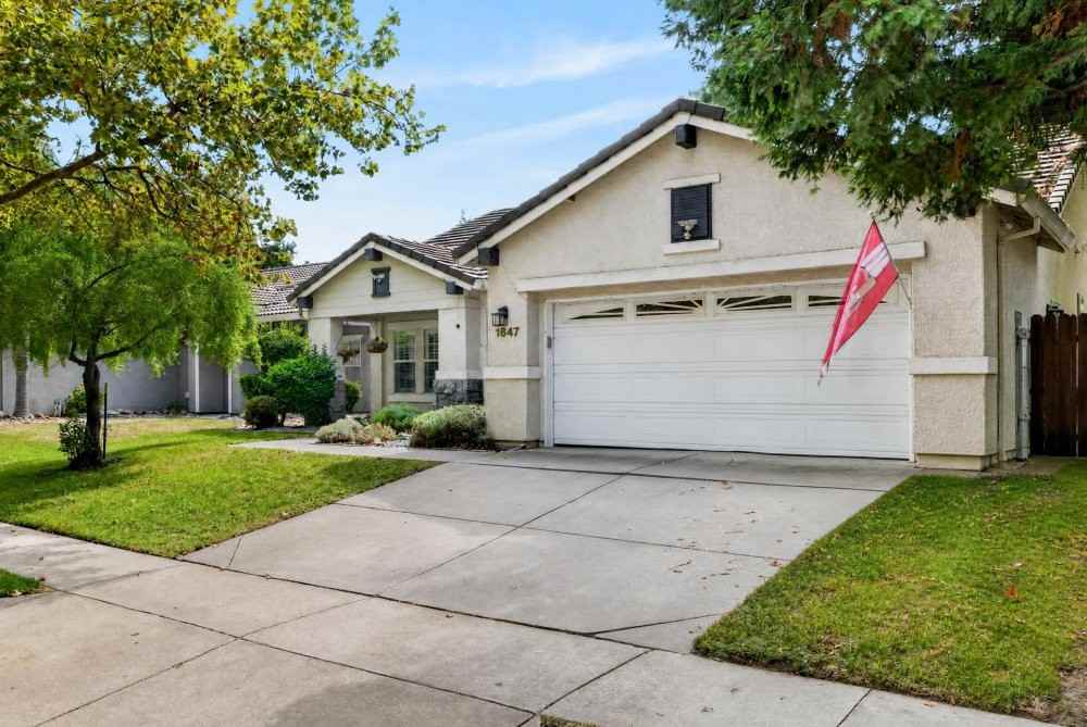 1647 Gateway Dr - Photo 2 of 50
