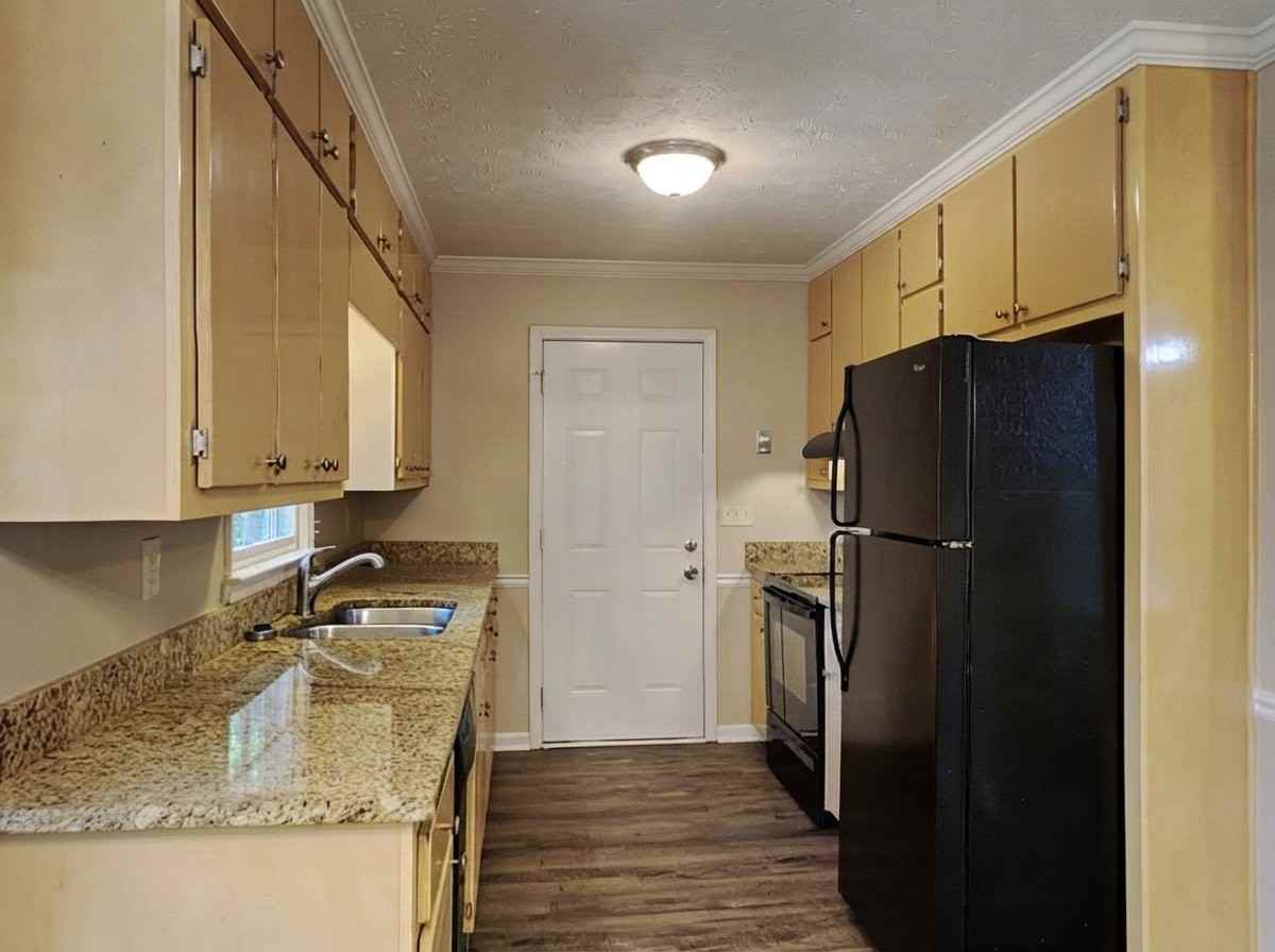 1901 Pond Ridge Ct - Photo 4 of 10