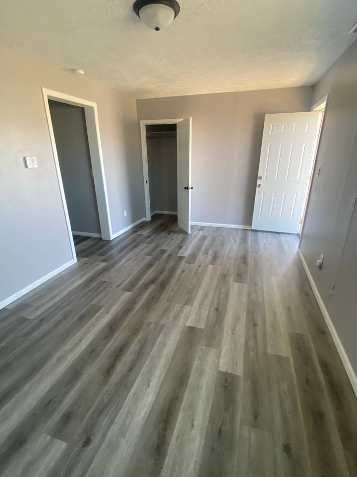 517 S Clark St - Photo 4 of 11