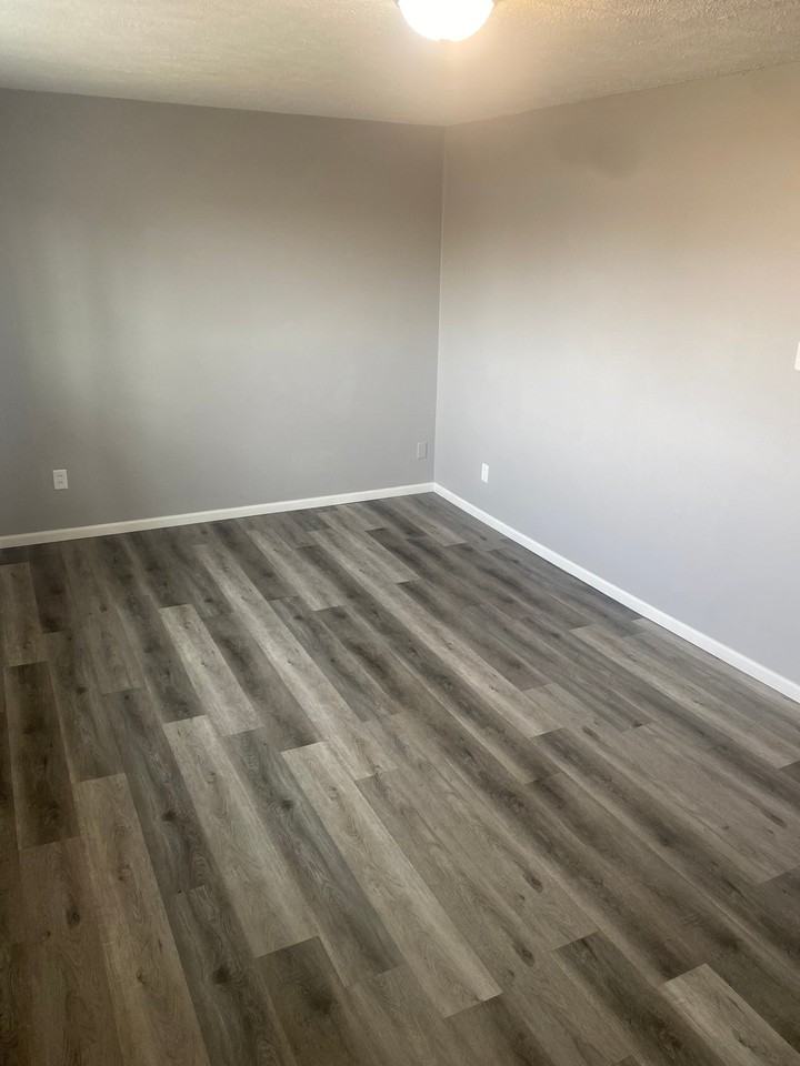 517 S Clark St - Photo 5 of 11