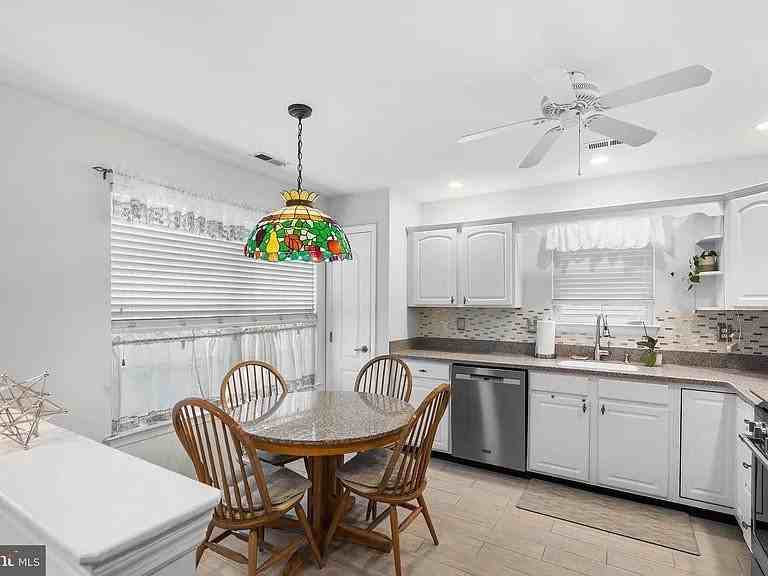 64 Maple Leaf Cir - Photo 6 of 17
