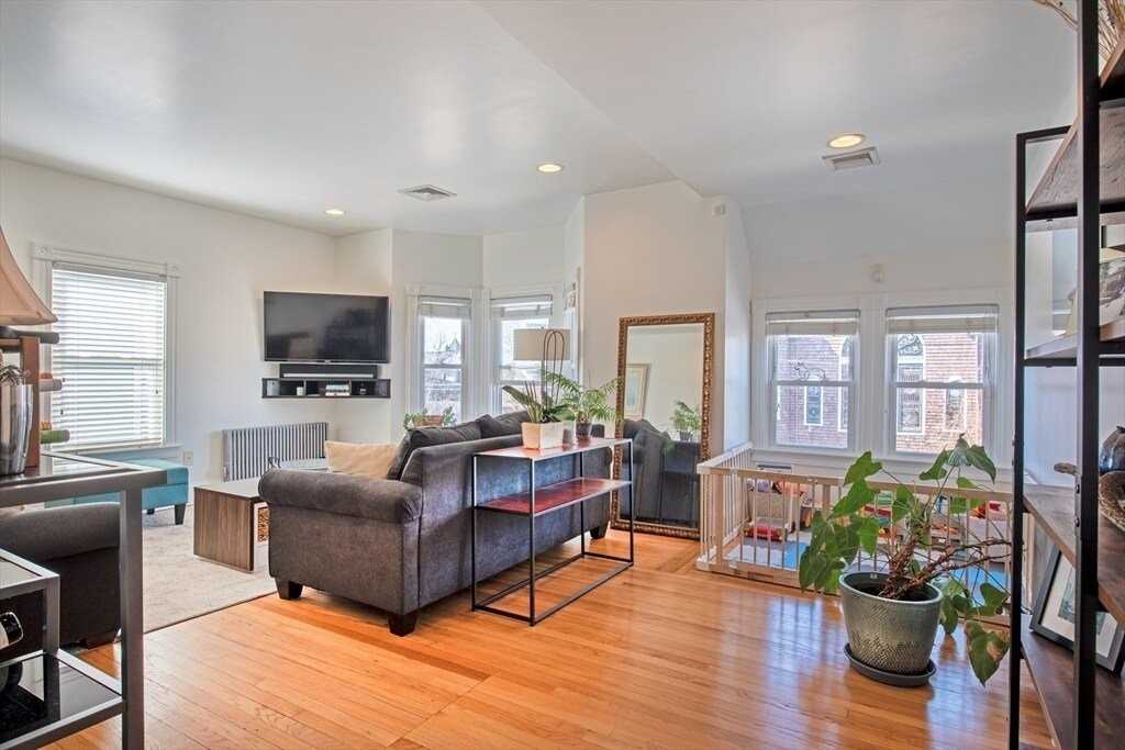 4 Holton St #B - Photo 6 of 20