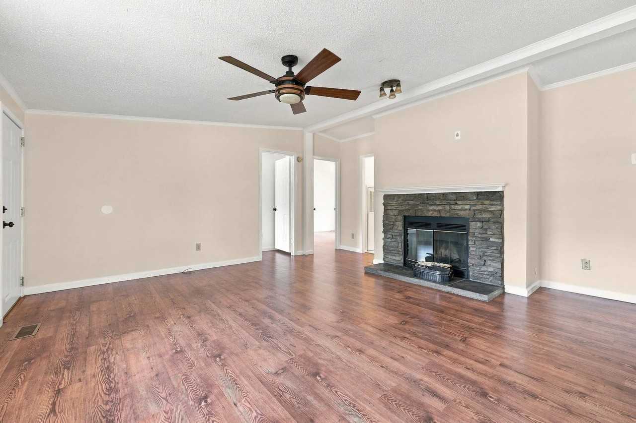 135 Virginia Ln - Photo 3 of 20