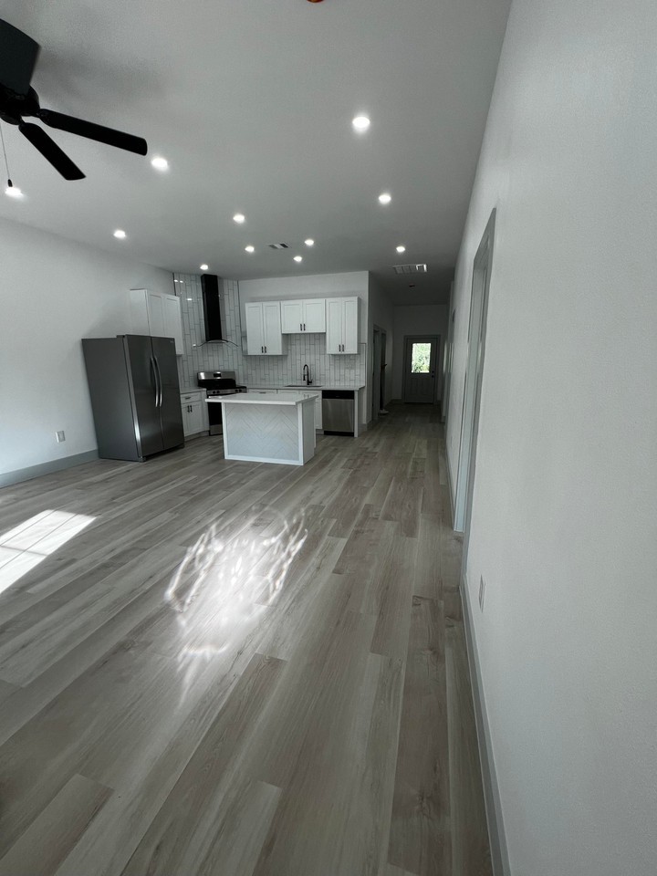984 Dundee St #984 - Photo 3 of 17