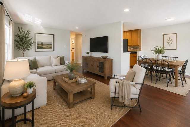 447 N Cambridge Dr - Photo 3 of 13
